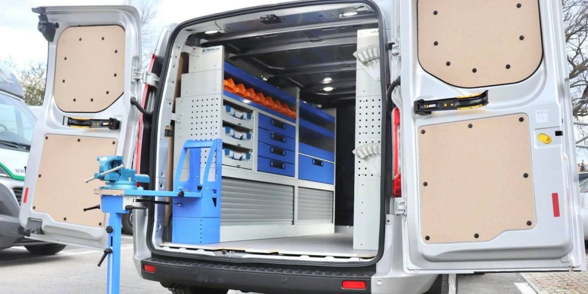 Cómo poner estanterías en una furgoneta o vehículo comercial